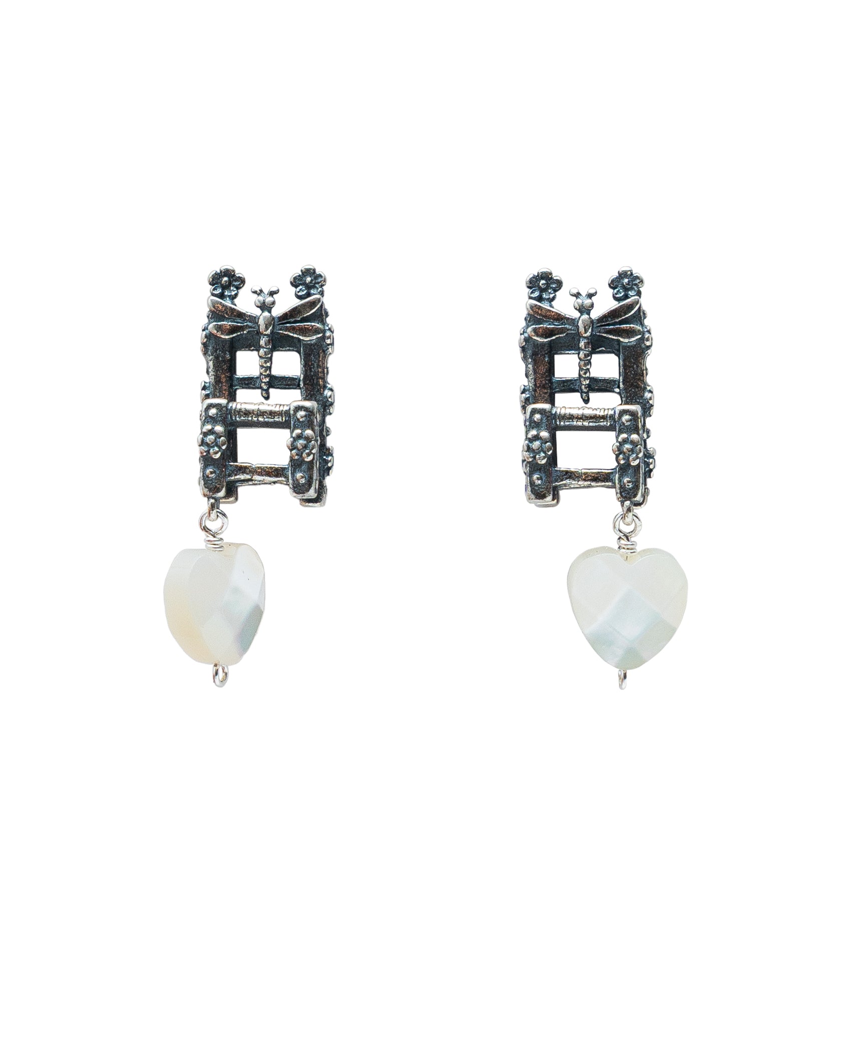 Aretes Silla Primavera, joya de plata .925, con concha – Gabriela Sánchez