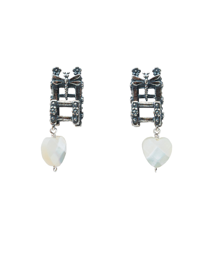 Aretes Silla Primavera, joya de plata .925, con concha – Gabriela Sánchez