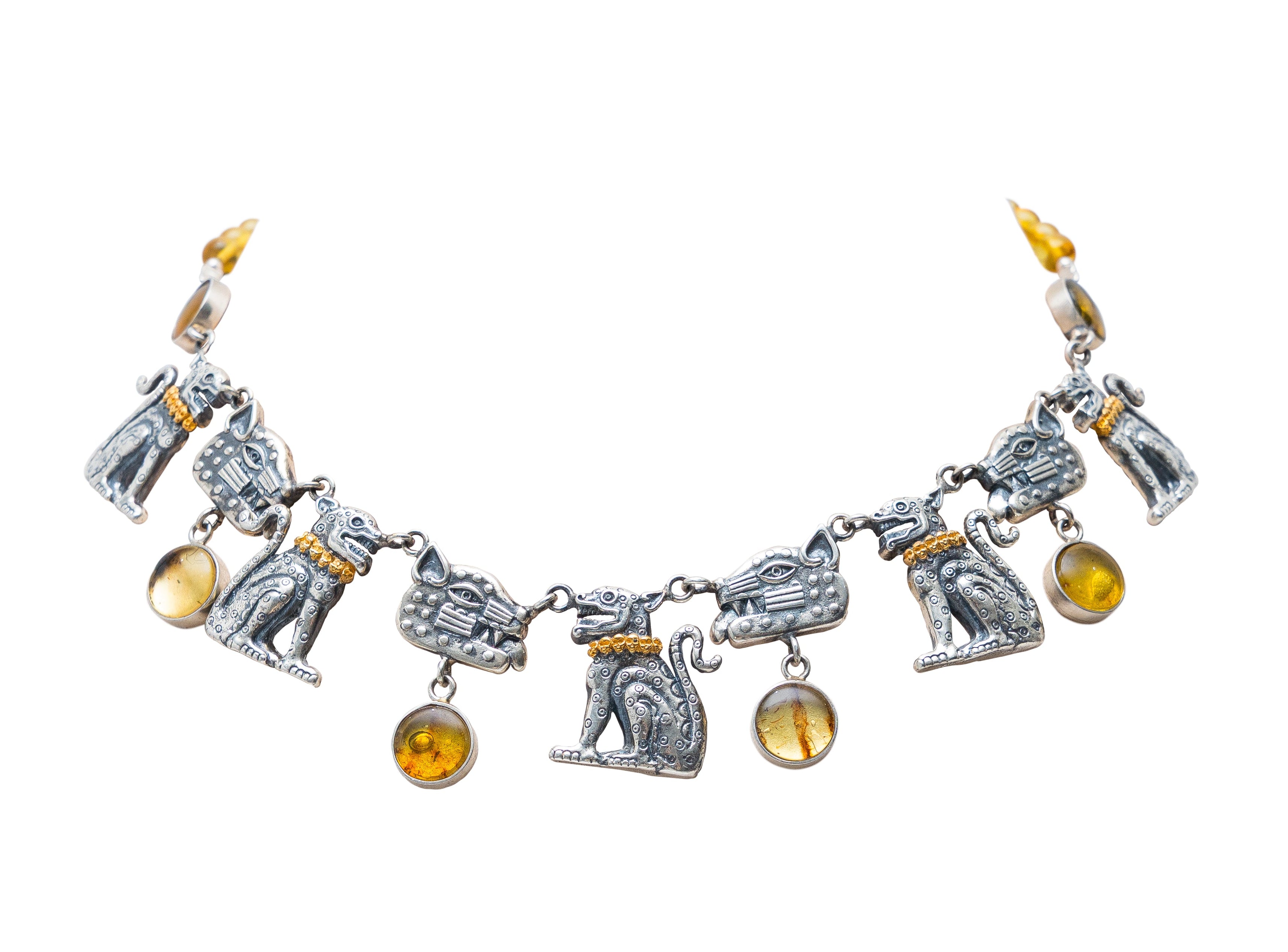 Gargantilla Guerrero Jaguar Dorado, joya de plata .925, con ámbar – Gabriela Sánchez (vista 2)