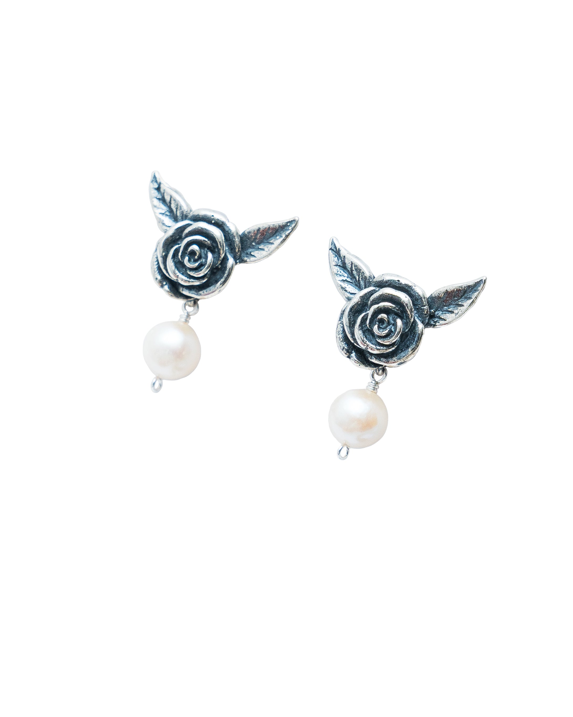 Aretes Flor Pura, joya de plata .925, con perla – Gabriela Sánchez (vista 2)