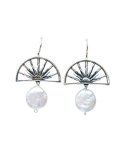 Aretes Umbral de Luz, joya de plata .925, con perla – Gabriela Sánchez
