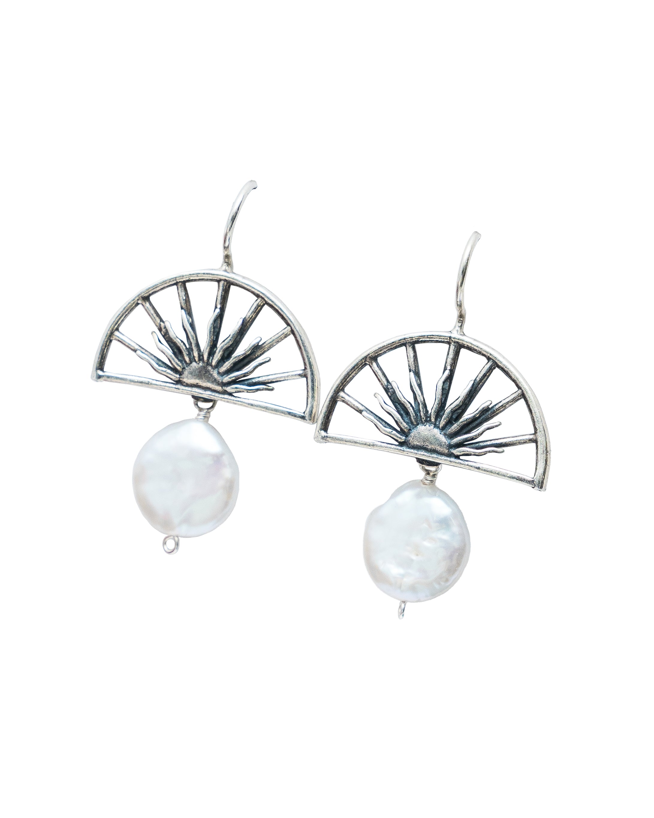 Aretes Umbral de Luz, joya de plata .925, con perla – Gabriela Sánchez (vista 2)