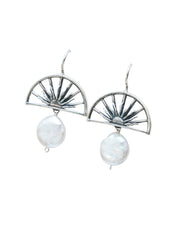 Aretes Umbral de Luz, joya de plata .925, con perla – Gabriela Sánchez (vista 2)