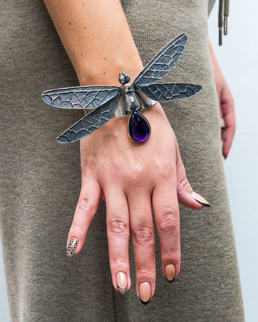 Brazalete Vuelo de Recuerdo, joya de plata .925, con amatista – Gabriela Sánchez (vista 3)