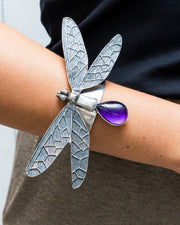 Brazalete Vuelo de Recuerdo, joya de plata .925, con amatista – Gabriela Sánchez
