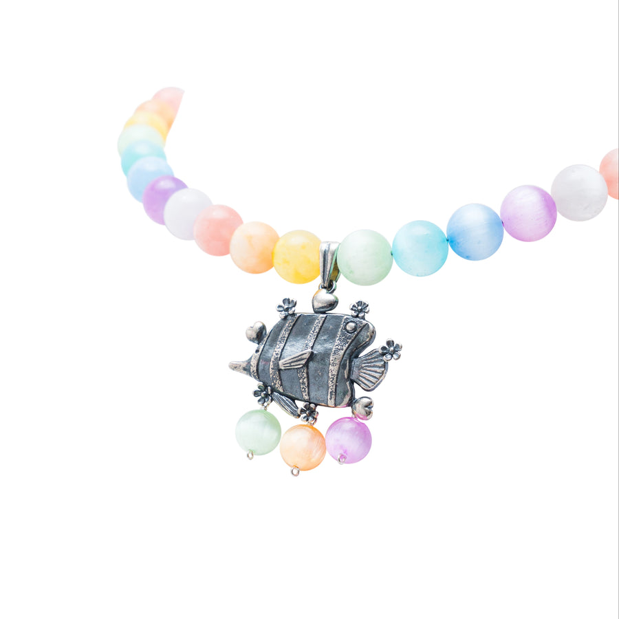 Collar Pez Encanto, joya de plata .925, con selenita – Gabriela Sánchez (vista 5)
