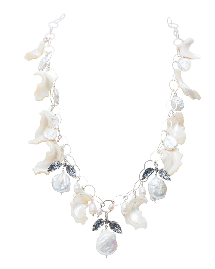 Collar Olas de Plata, joya de plata .925, con perla y centro de caracol – Gabriela Sánchez (vista 2)