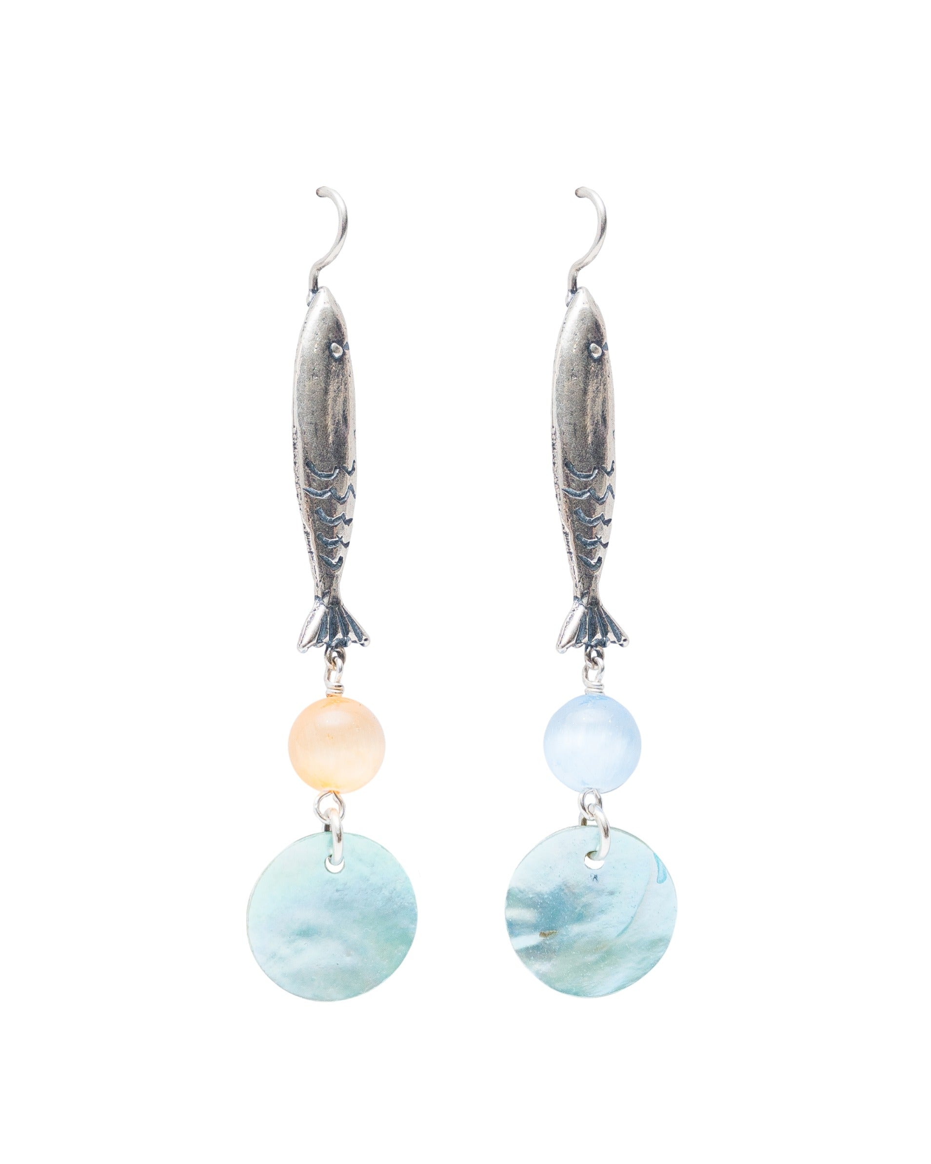 Aretes Brinco al Charco, joya de plata .925, con selenita y concha – Gabriela Sánchez