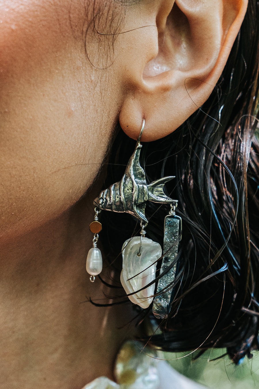 Aretes Marea Salada, joya de plata .925, con drusa y centro de caracol – Gabriela Sánchez (vista 2)