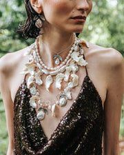 Collar Olas de Plata, joya de plata .925, con perla y centro de caracol – Gabriela Sánchez (vista 4)
