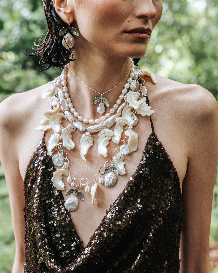 Collar Olas de Plata, joya de plata .925, con perla y centro de caracol – Gabriela Sánchez (vista 4)
