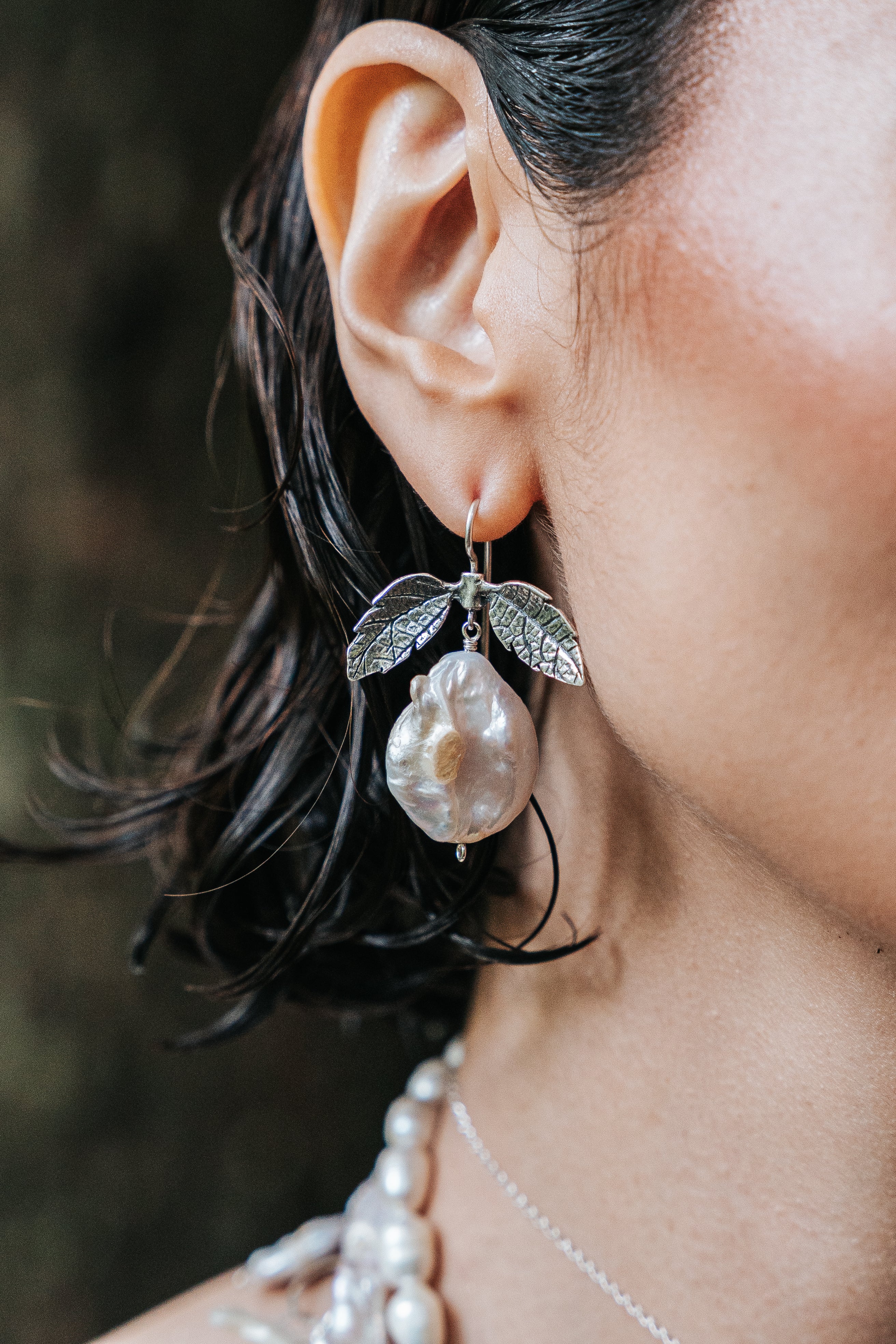 Aretes Frutos del Río, joya de plata .925, con perla – Gabriela Sánchez
