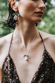 Dije Frutos del Río, joya de plata .925, con perla – Gabriela Sánchez (vista 3)
