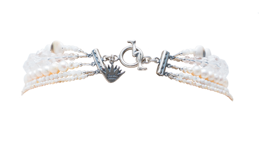 Choker Bordado entre Conchas, joya de plata .925, con perla y cristal Swarovski – Gabriela Sánchez (vista 7)