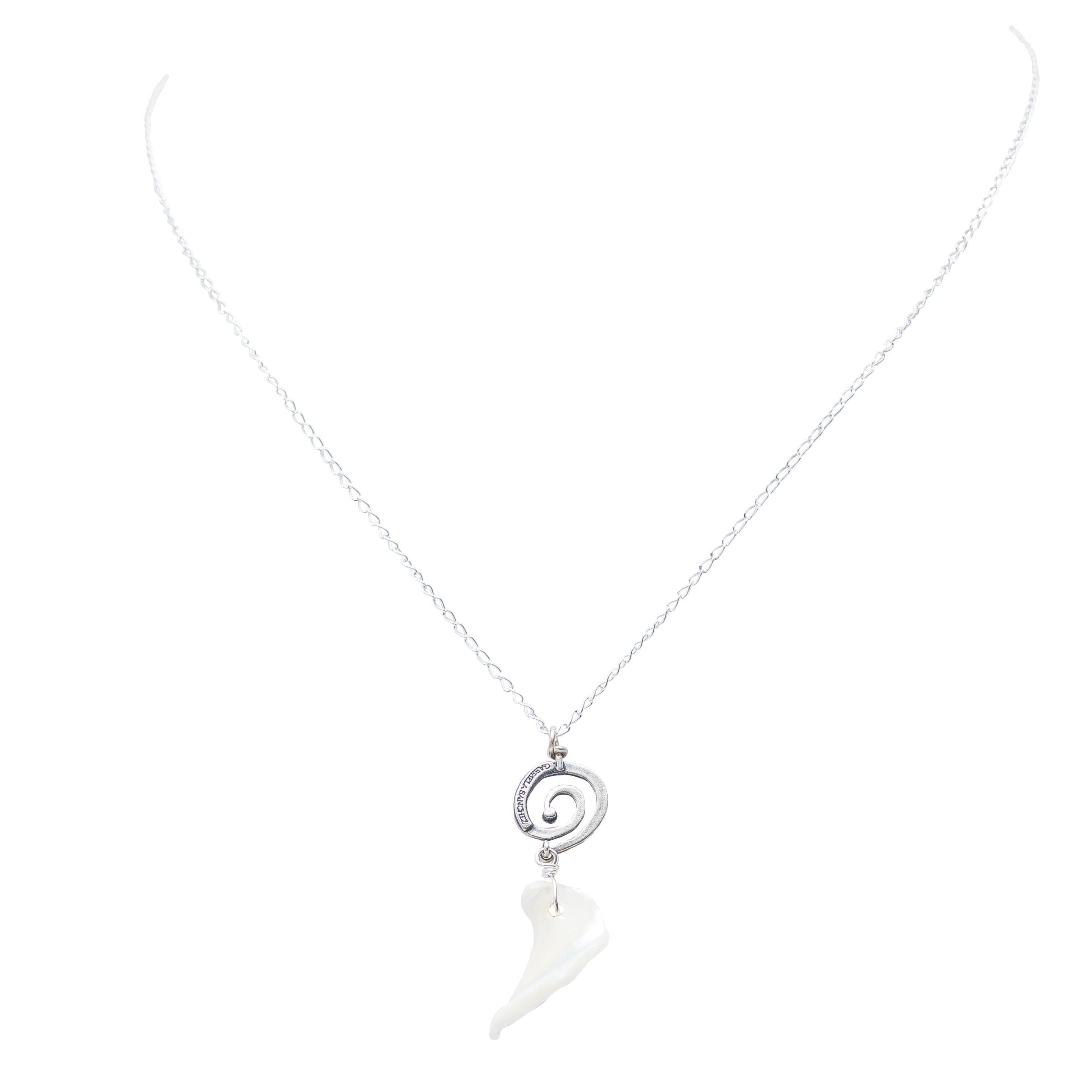 Dije Talismán del Corazón, joya de plata .925, con centro de caracol – Gabriela Sánchez