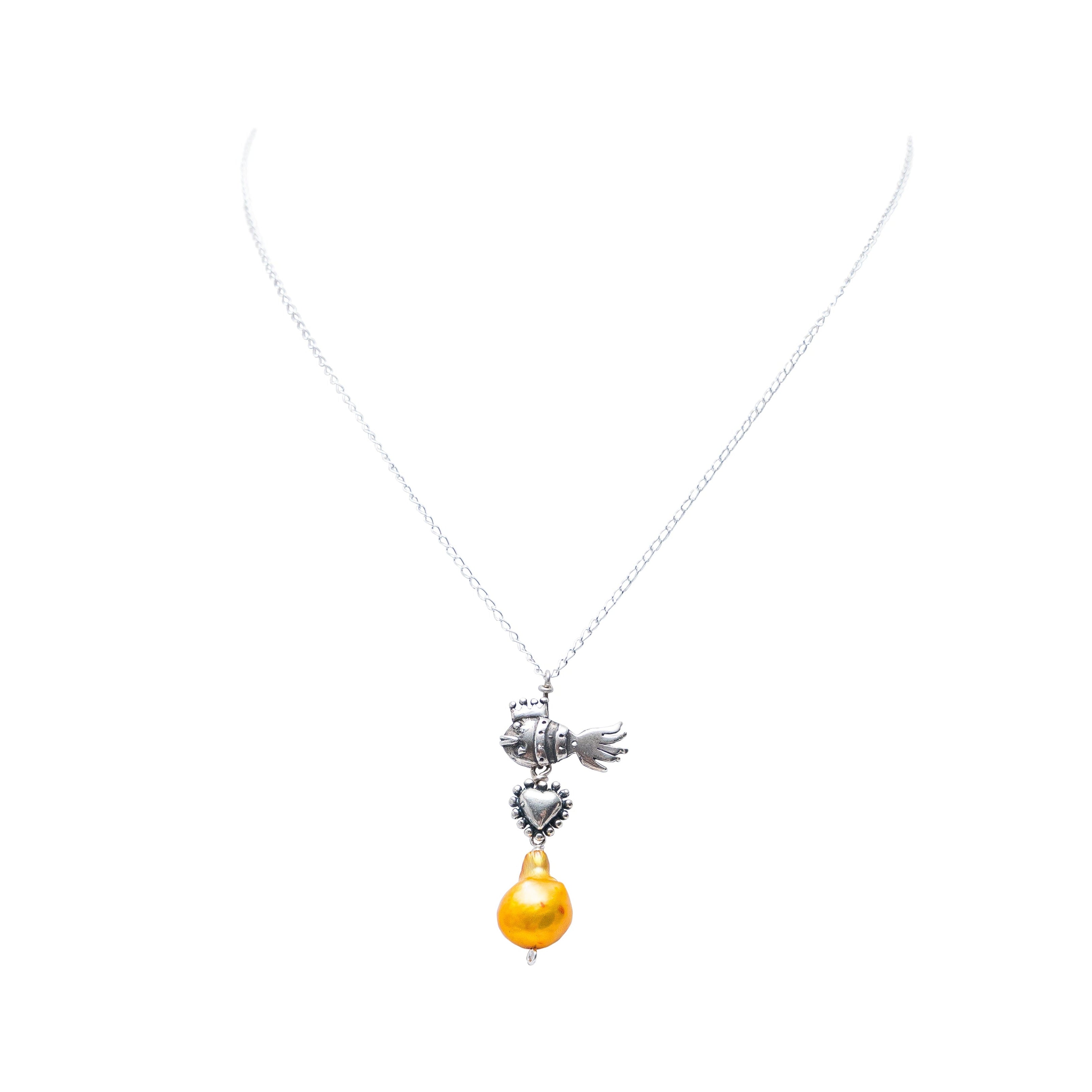 Dije Coronita Dorada, joya de plata .925, con perla – Gabriela Sánchez (vista 2)