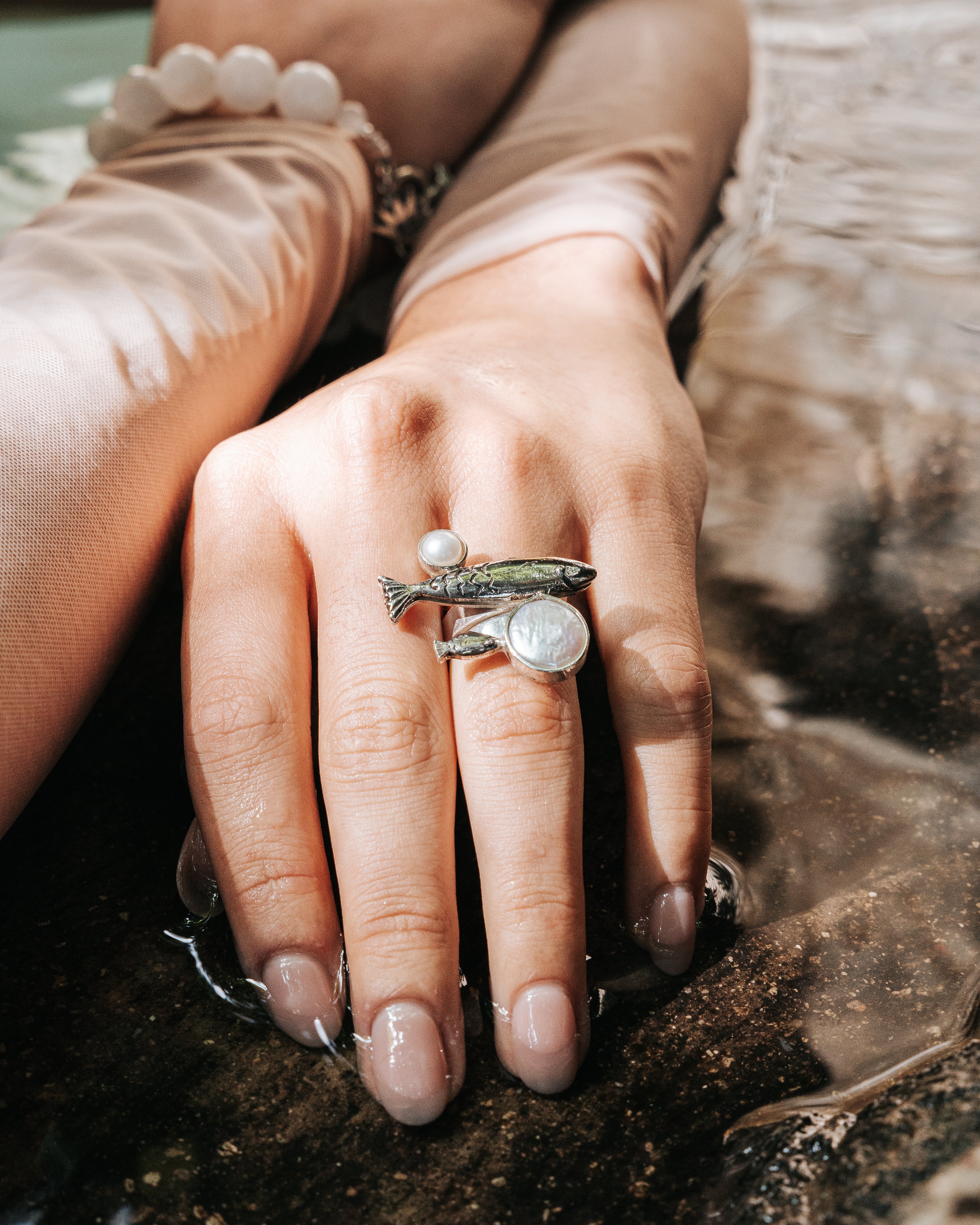 Anillo Pez Perlita, joya de plata .925, con perla – Gabriela Sánchez (vista 2)