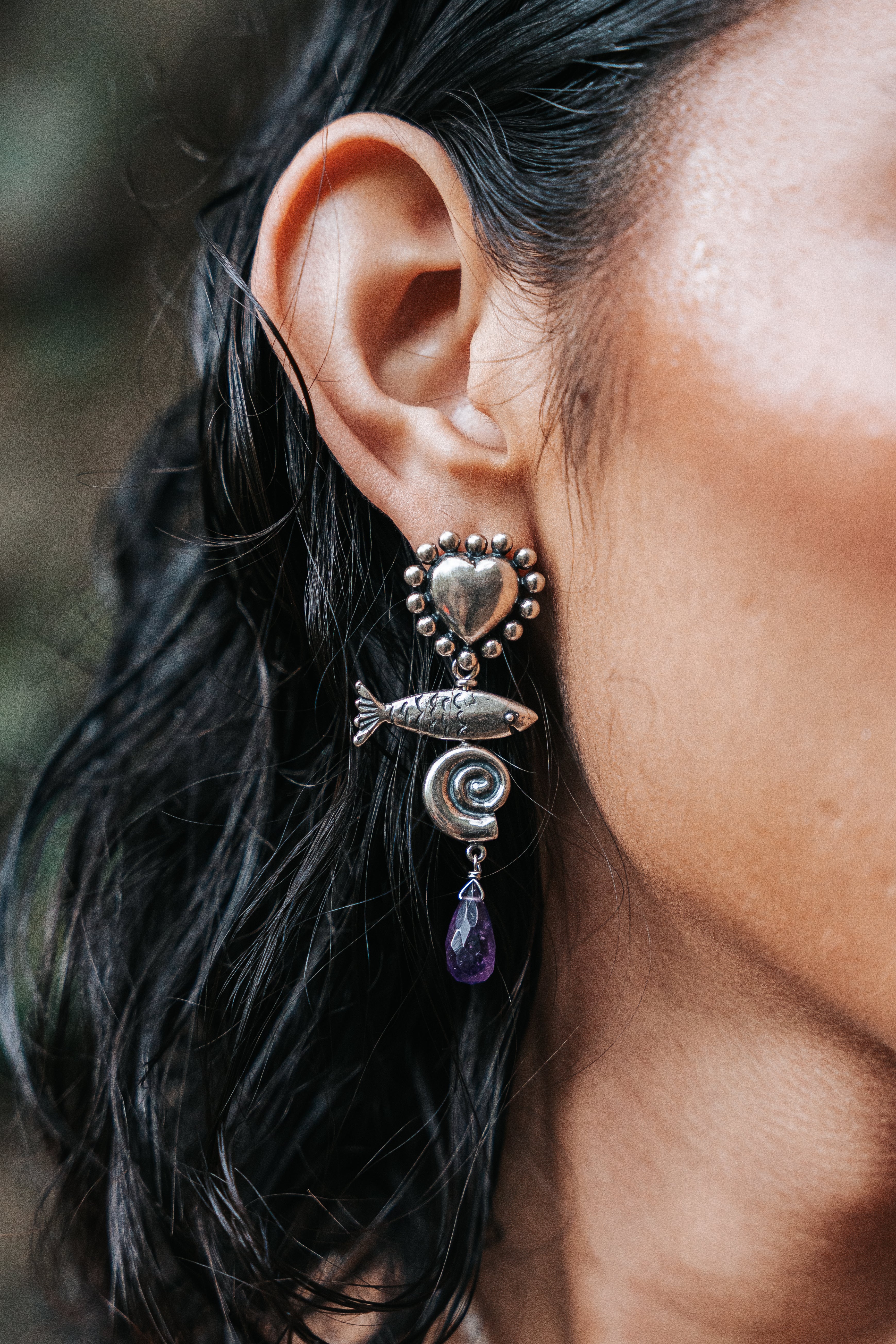 Aretes Amuleto de Amor, joya de plata .925, con amatista – Gabriela Sánchez (vista 2)