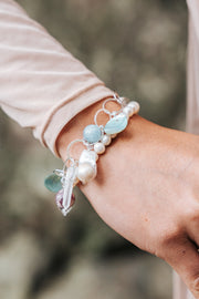 Pulsera Ola, joya de plata .925, con perla y cuarzo – Gabriela Sánchez (vista 3)