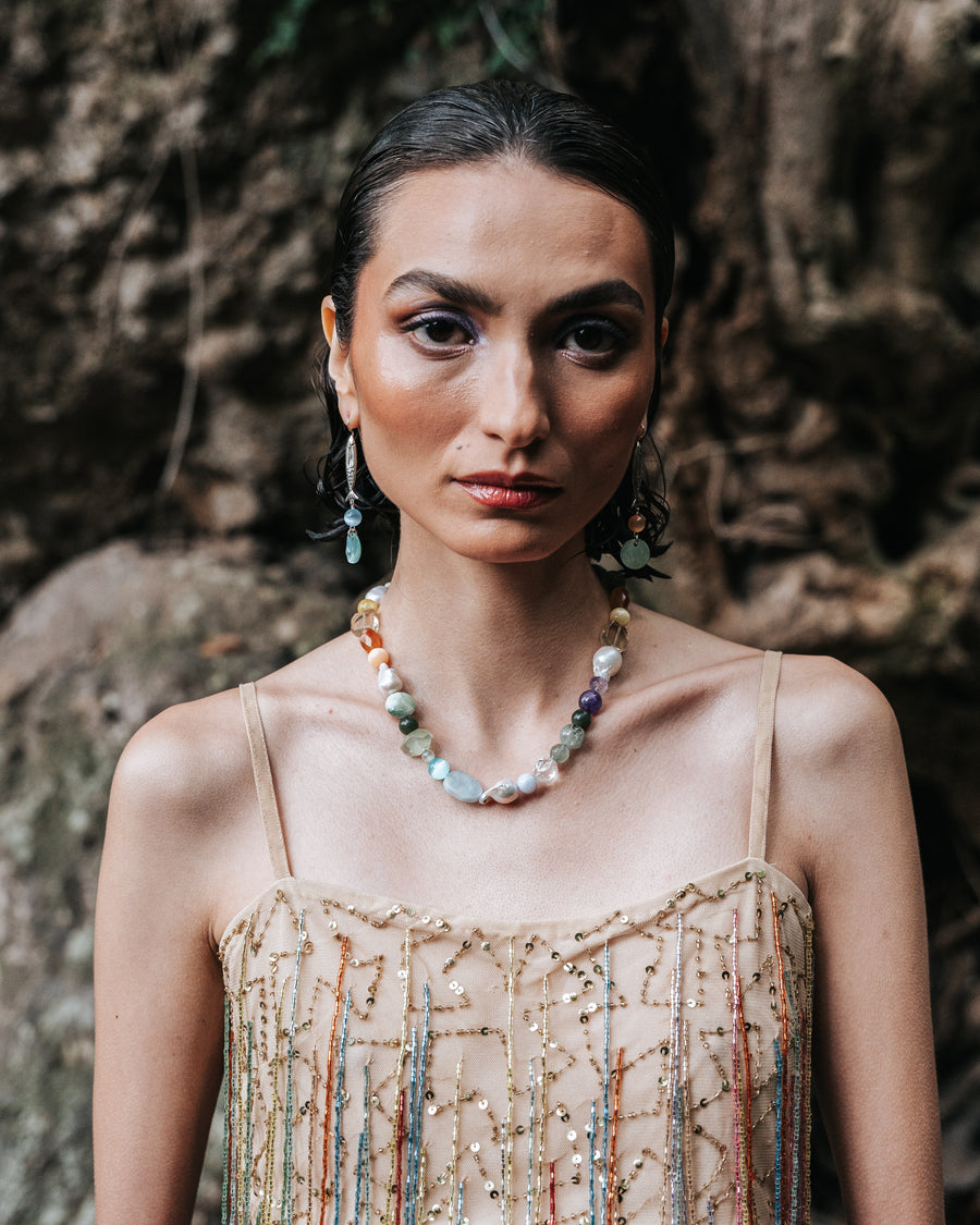 Aretes Brinco al Charco, joya de plata .925, con selenita y concha – Gabriela Sánchez (vista 4)