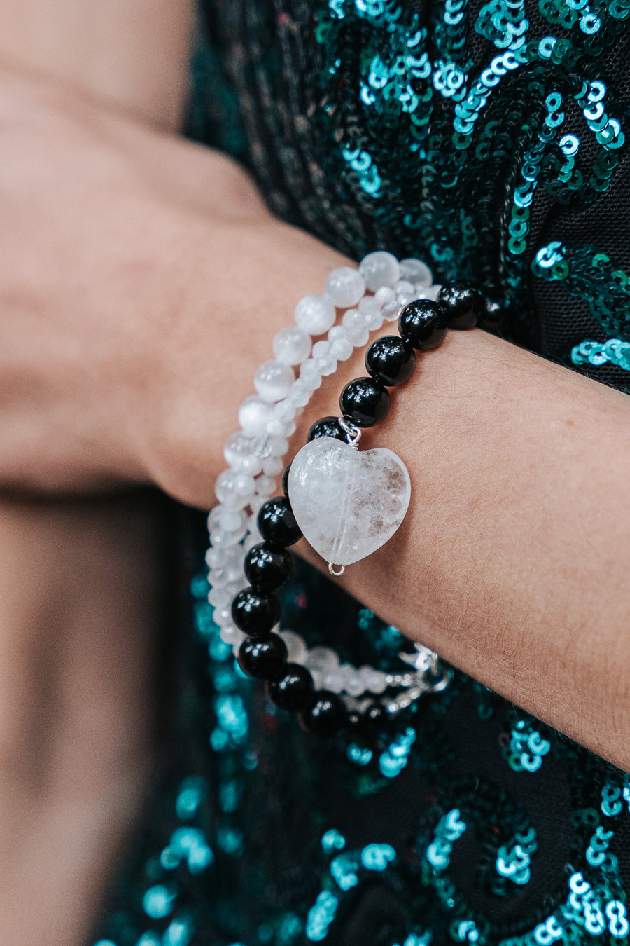 Pulsera Sal de Mar, joya de plata .925, con selenita y ónix – Gabriela Sánchez (vista 3)