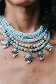 Collar Agua Turquesa, joya de plata .925, con perla – Gabriela Sánchez (vista 3)