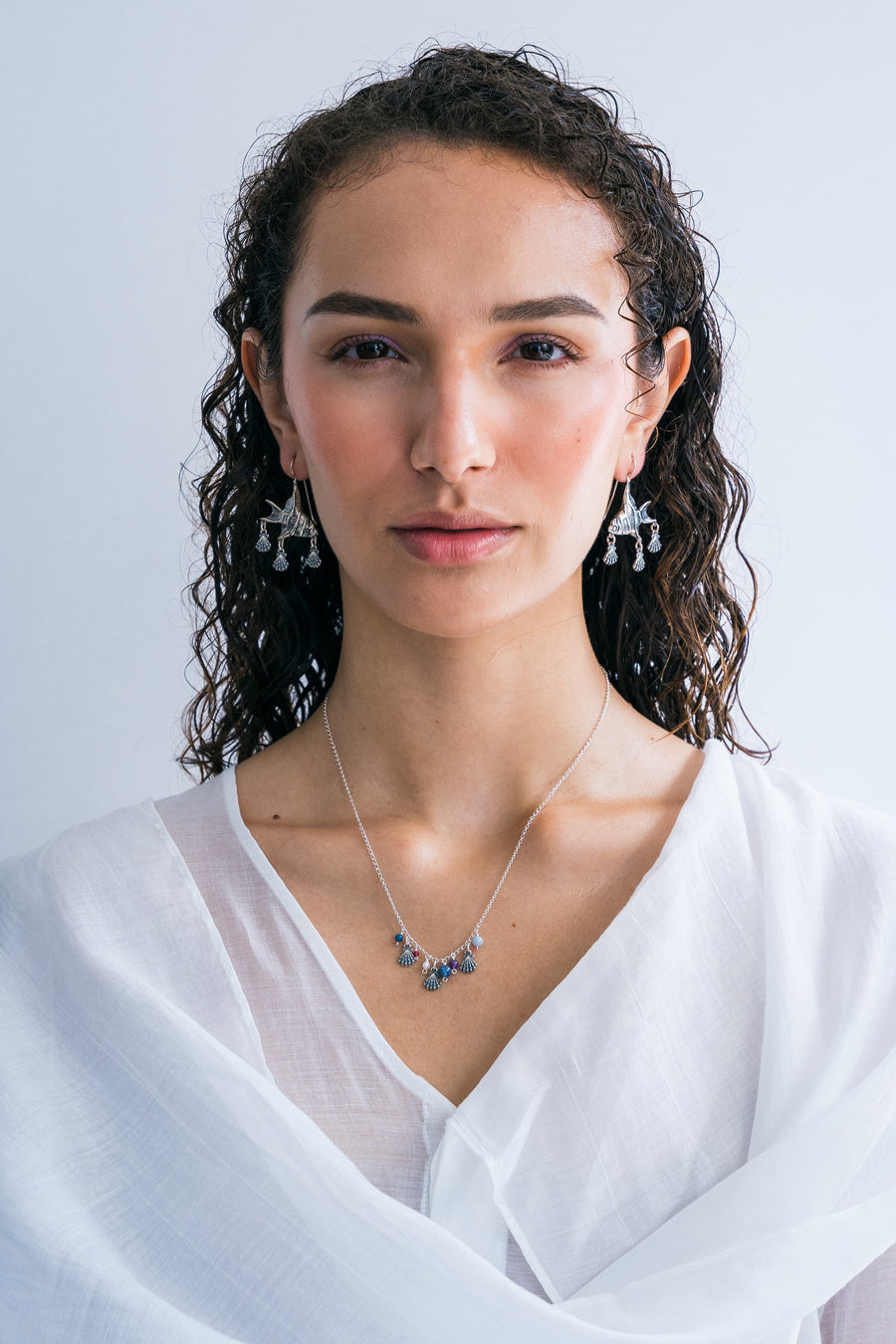 Dije Conchitas, joya de plata .925, con lapislázuli y aquamarina – Gabriela Sánchez (vista 3)