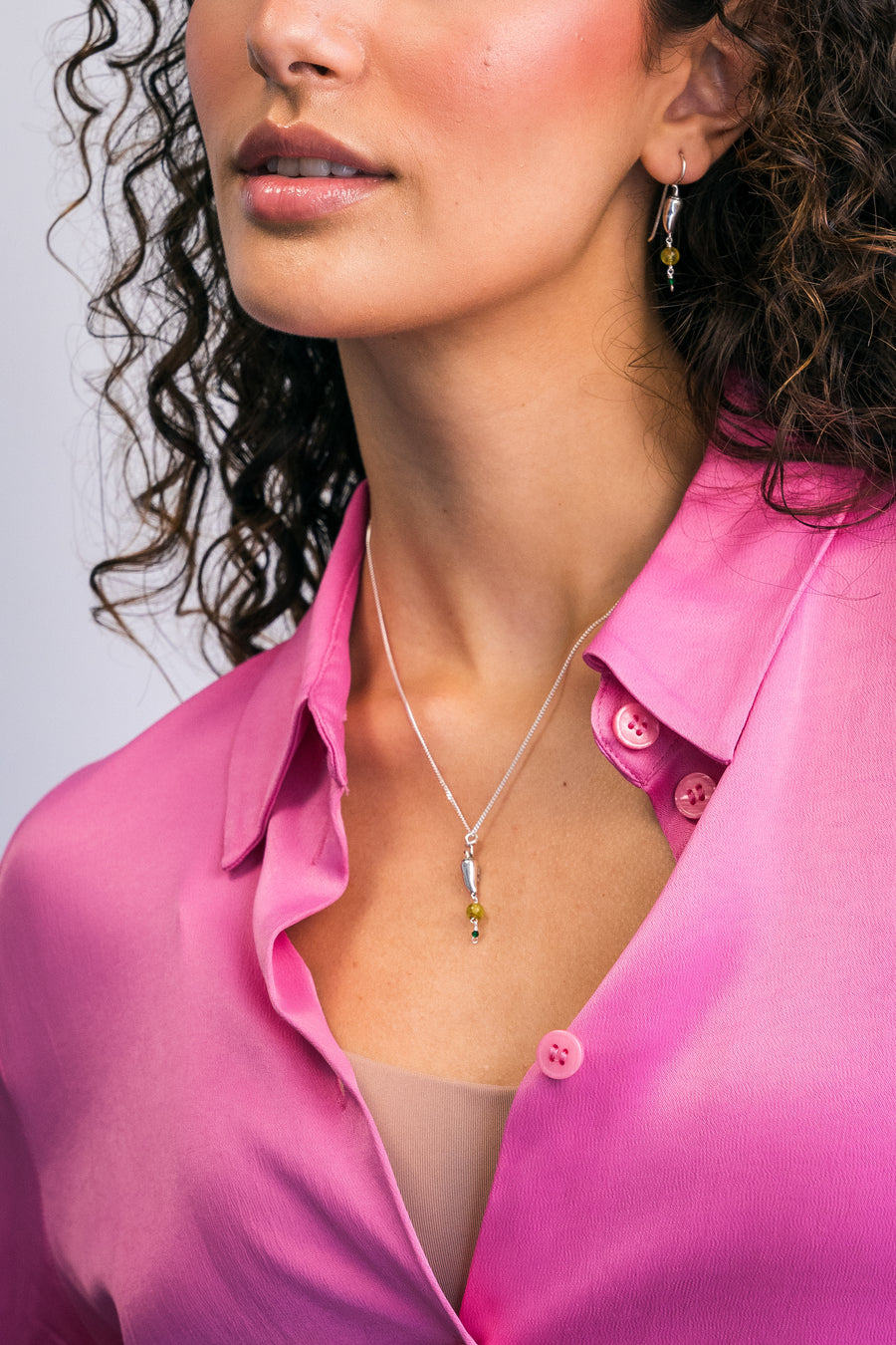 Set Chiles Jalapeños, joya de plata .925, con peridot y dioptasa – Gabriela Sánchez (vista 3)