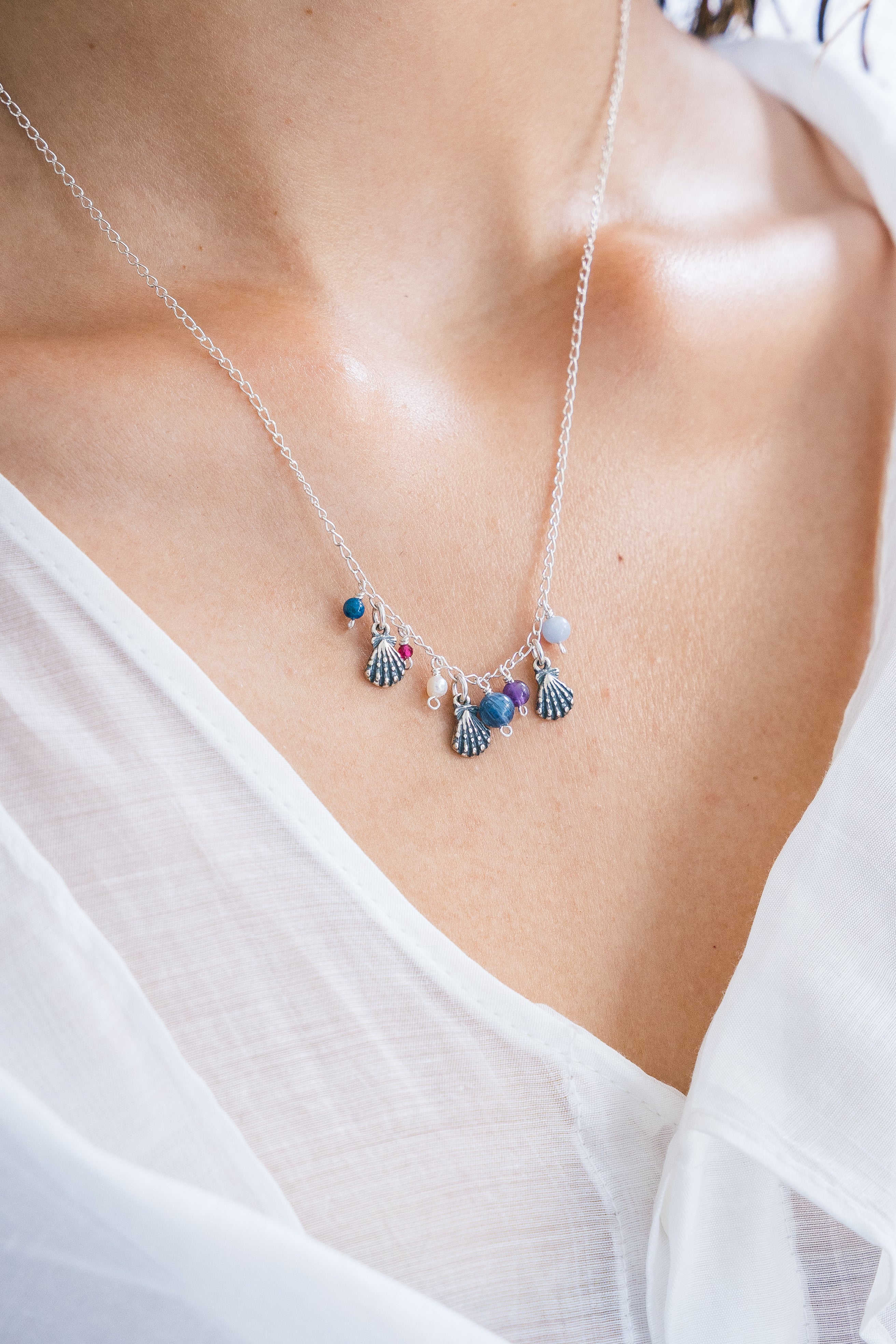Dije Conchitas, joya de plata .925, con lapislázuli y aquamarina – Gabriela Sánchez