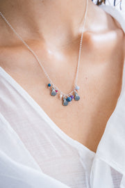 Dije Conchitas, joya de plata .925, con lapislázuli y aquamarina – Gabriela Sánchez