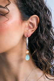 Aretes Brinco al Charco, joya de plata .925, con selenita y concha – Gabriela Sánchez (vista 3)