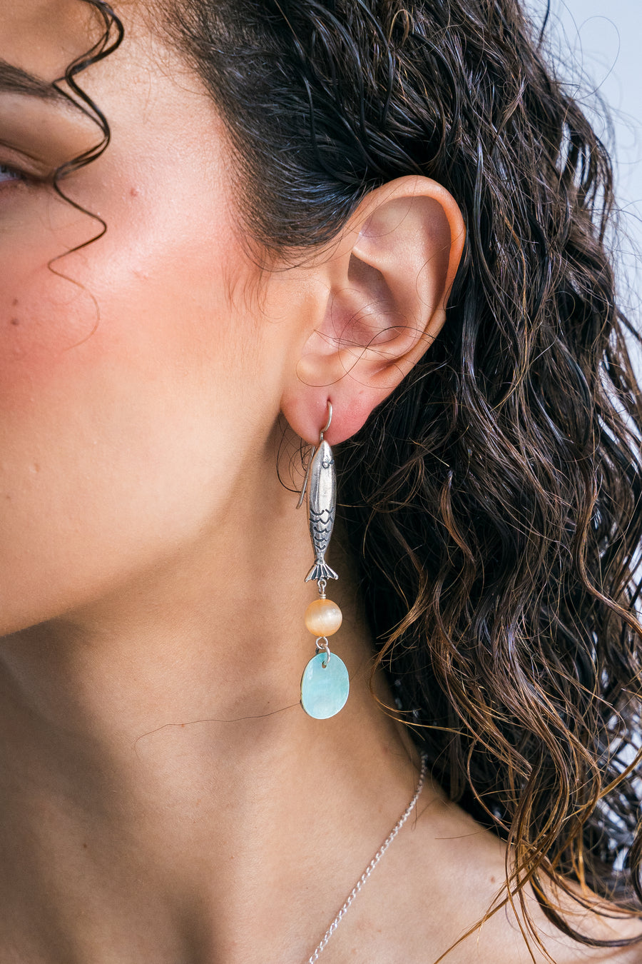 Aretes Brinco al Charco, joya de plata .925, con selenita y concha – Gabriela Sánchez (vista 3)