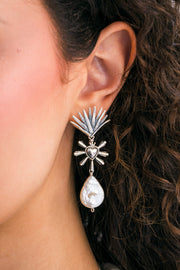 Aretes Ternura del Desierto, joya de plata .925, con perla – Gabriela Sánchez (vista 2)