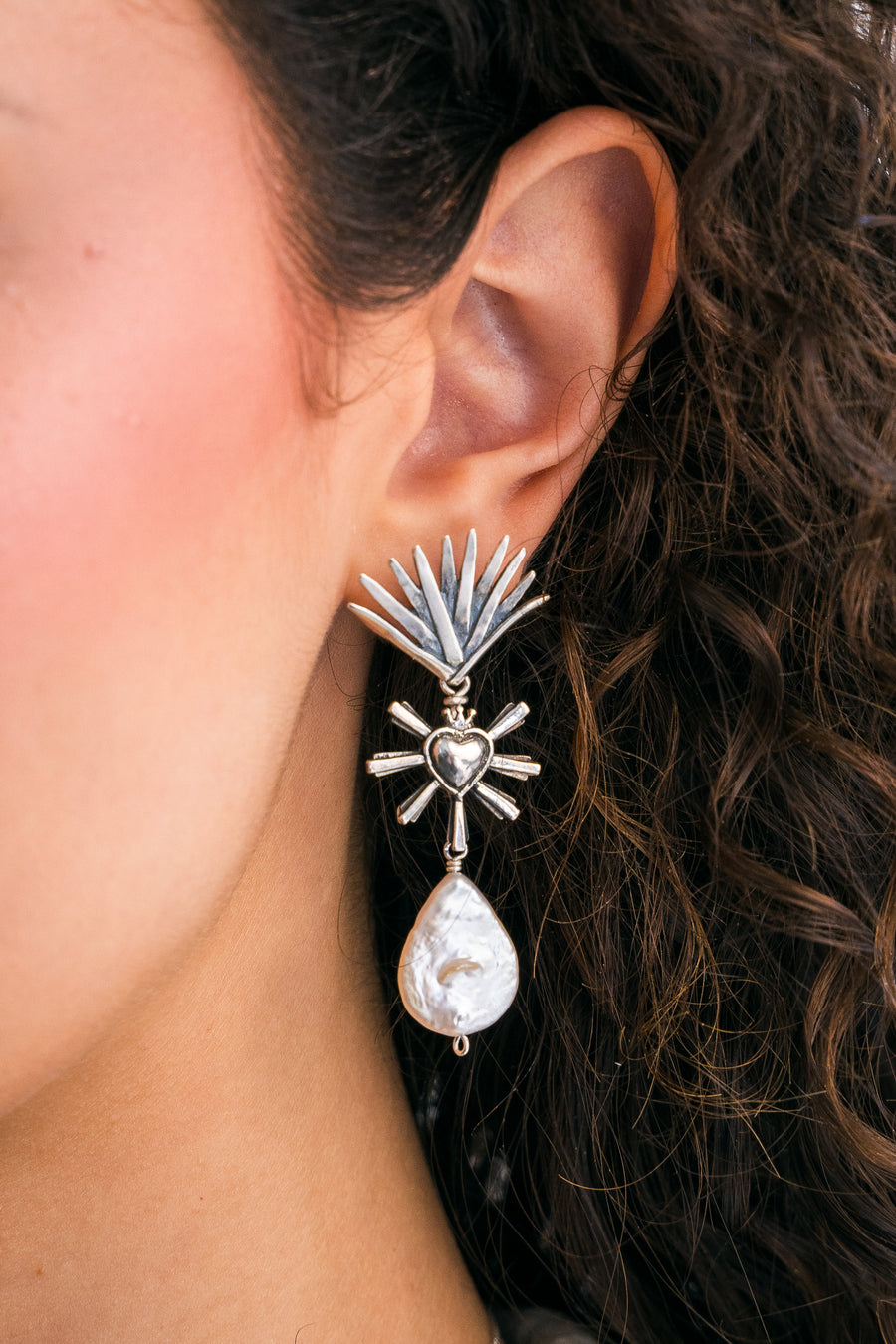 Aretes Ternura del Desierto, joya de plata .925, con perla – Gabriela Sánchez (vista 2)