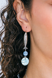 Aretes Brinco al Charco, joya de plata .925, con selenita y concha – Gabriela Sánchez (vista 2)