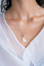 Dije Talismán del Corazón, joya de plata .925, con centro de caracol – Gabriela Sánchez (vista 2)
