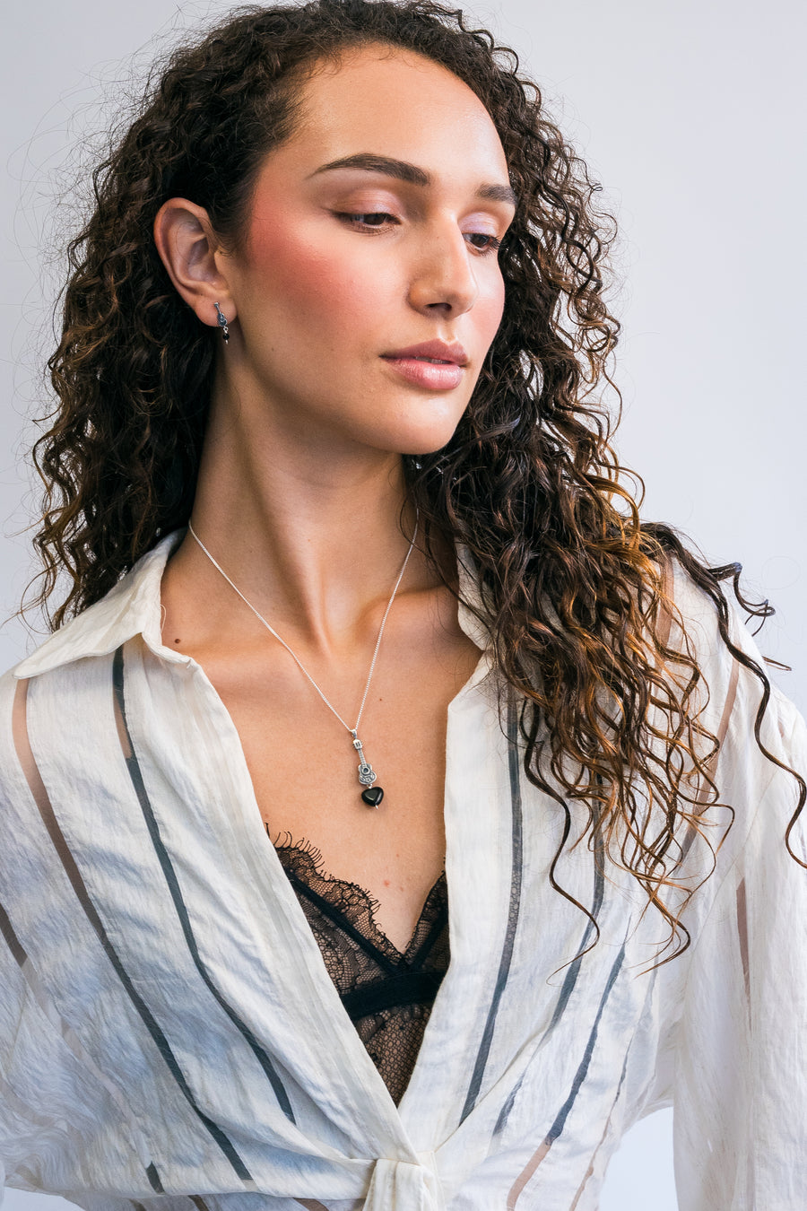Set guitarras, joya de plata .925, con ónix – Gabriela Sánchez (vista 5)