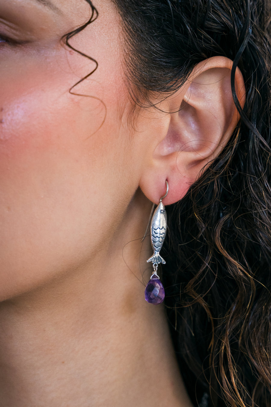 Aretes Marea Púrpura, joya de plata .925, con amatista – Gabriela Sánchez (vista 2)