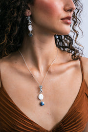Aretes Cielo de Sirena, joya de plata .925, con perla y labradorita – Gabriela Sánchez (vista 3)