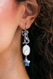 Aretes Cielo de Sirena, joya de plata .925, con perla y labradorita – Gabriela Sánchez (vista 2)