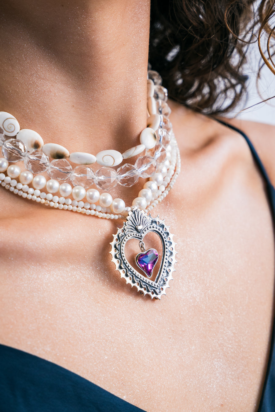 Choker Bordado entre Conchas, joya de plata .925, con perla y cristal Swarovski – Gabriela Sánchez (vista 2)