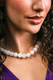 Collar Luciérnagas, joya de plata .925, con selenita – Gabriela Sánchez (vista 3)