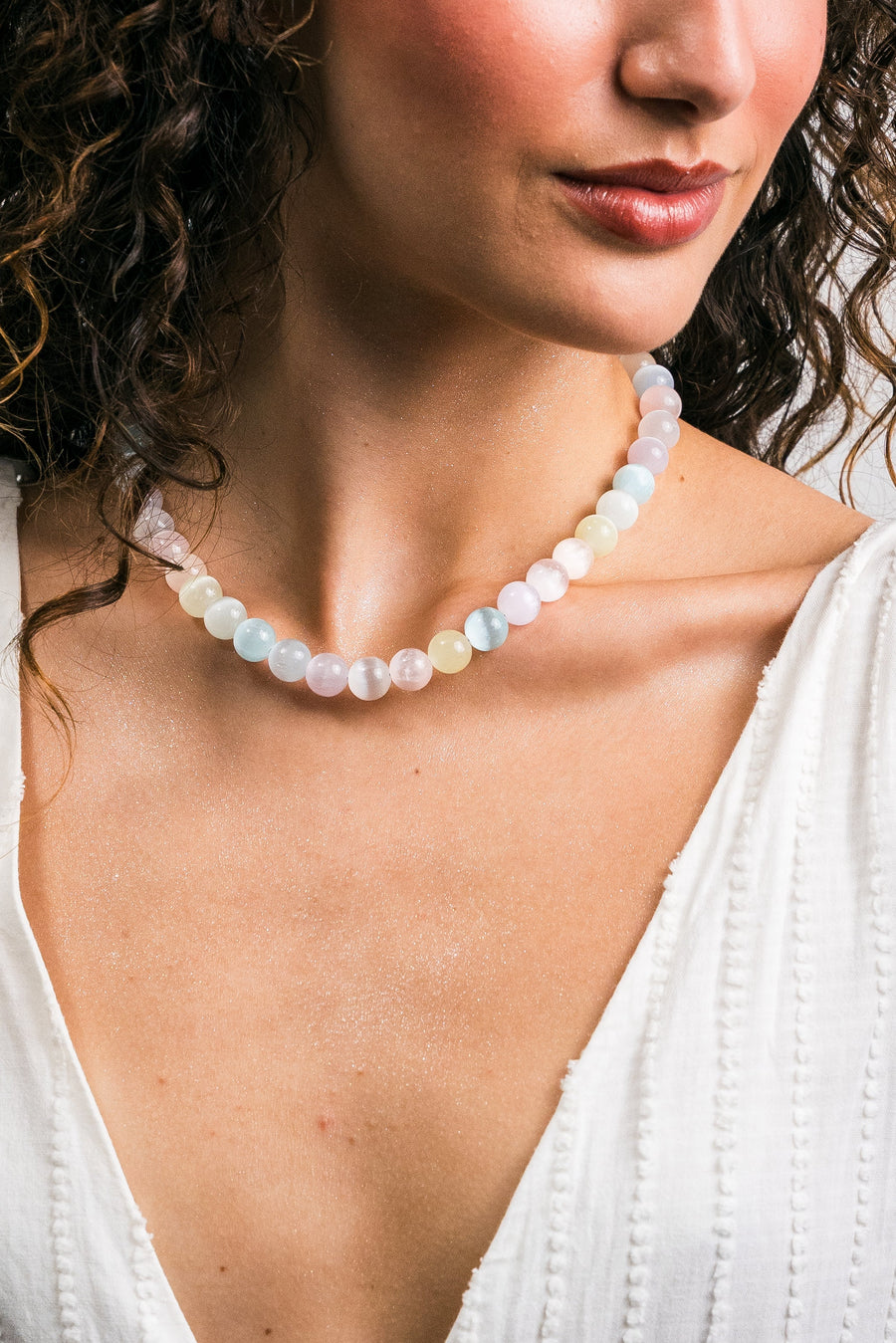 Collar Arcoíris Pastel, joya de plata .925, con selenita – Gabriela Sánchez