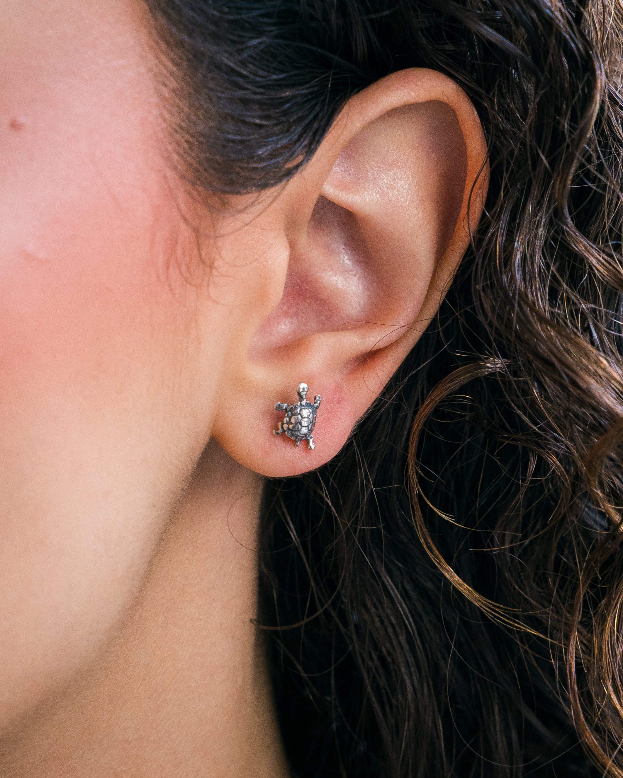 Aretes Tortuguitas Bebé, joya de plata .925 – Gabriela Sánchez (vista 2)