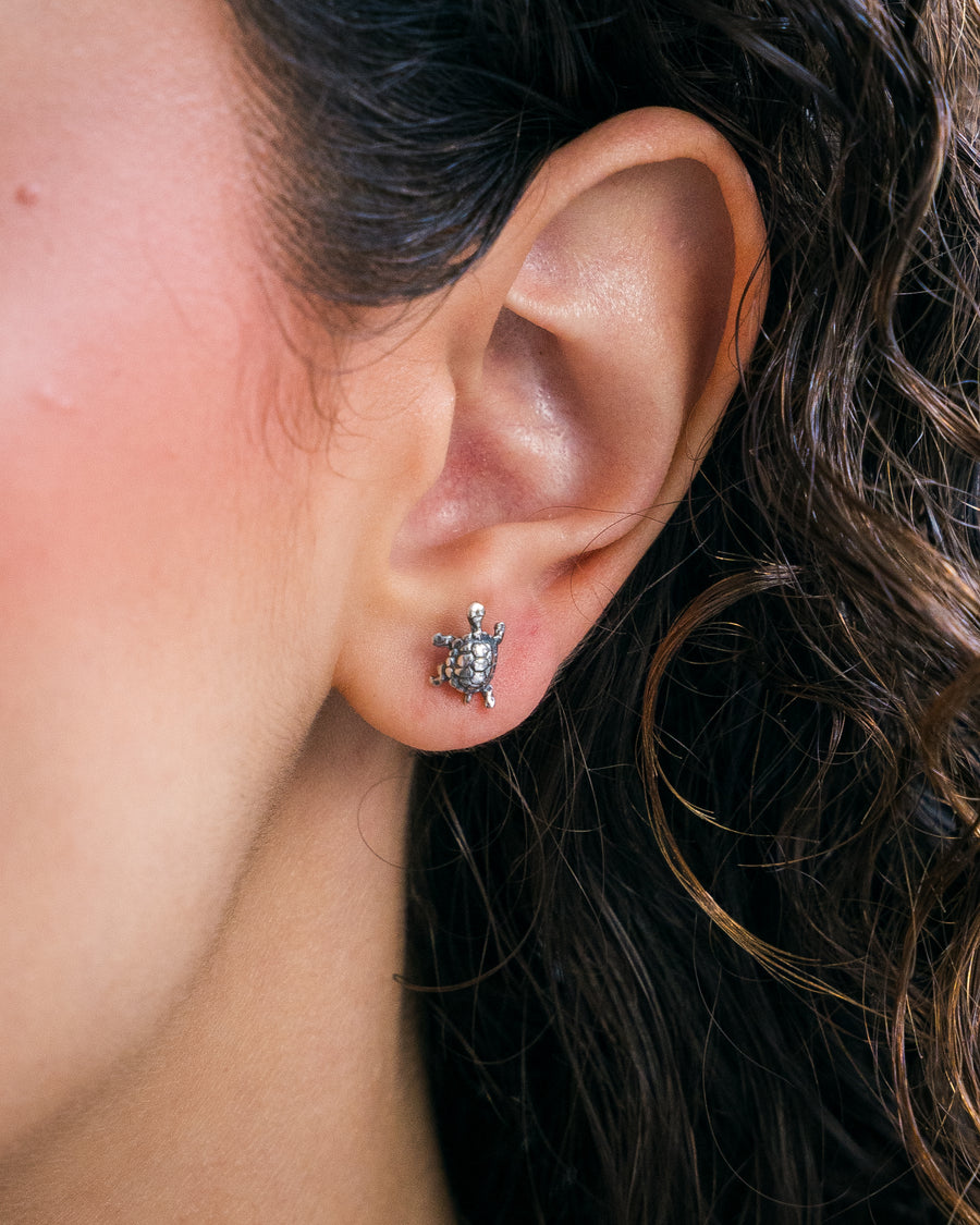 Aretes Tortuguitas Bebé, joya de plata .925 – Gabriela Sánchez (vista 2)