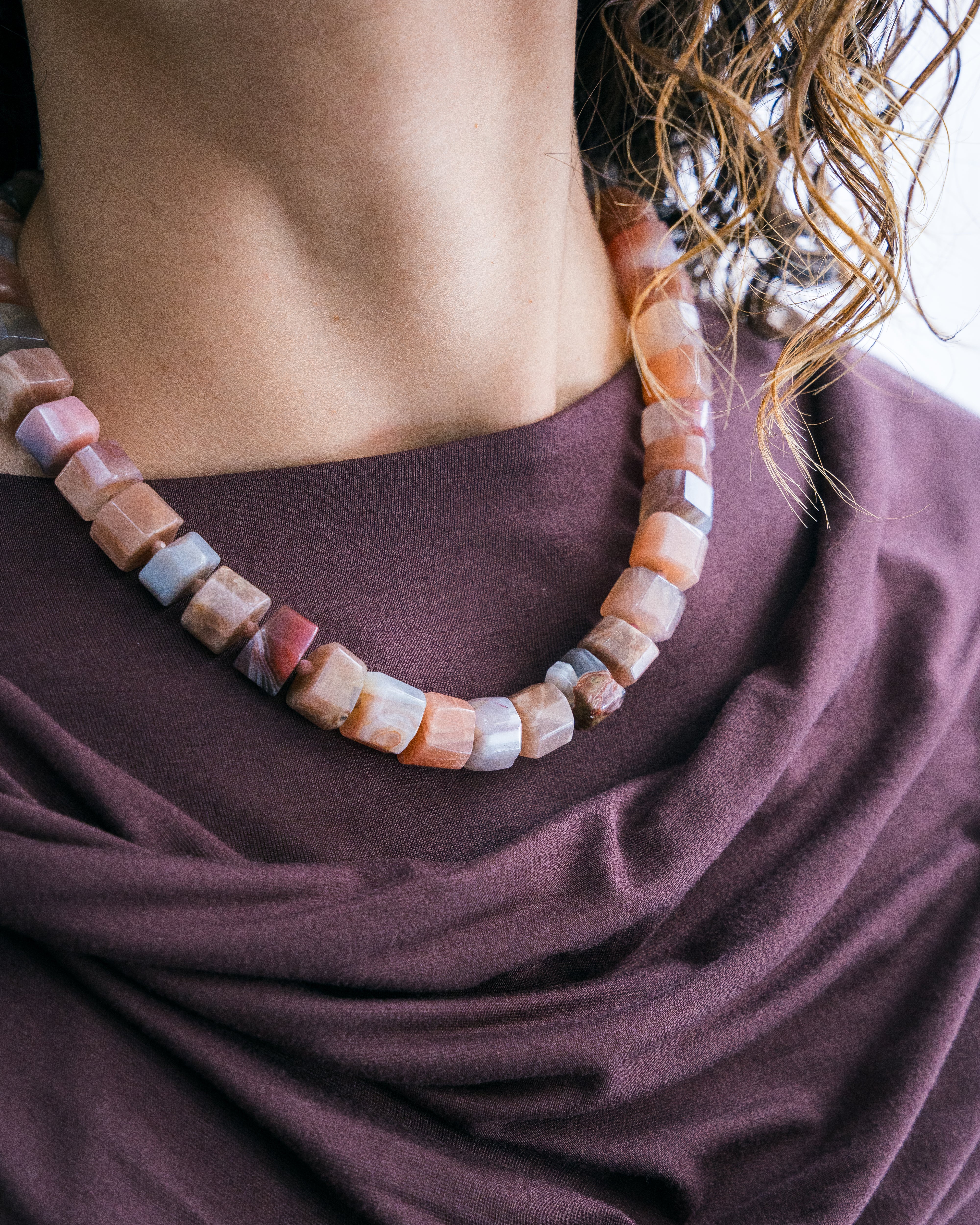 Collar Arena Terracota, joya de plata .925, con ágata – Gabriela Sánchez (vista 2)