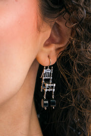 Aretes Silla Armonía, joya de plata .925, con ónix – Gabriela Sánchez (vista 2)