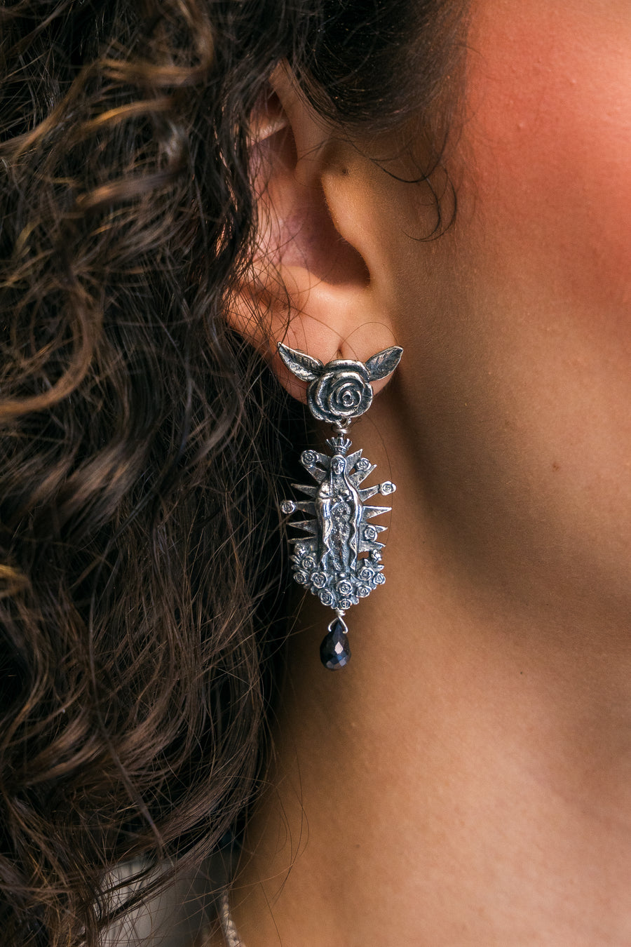 Aretes Rosa Bendecida, joya de plata .925, con hematita – Gabriela Sánchez (vista 2)