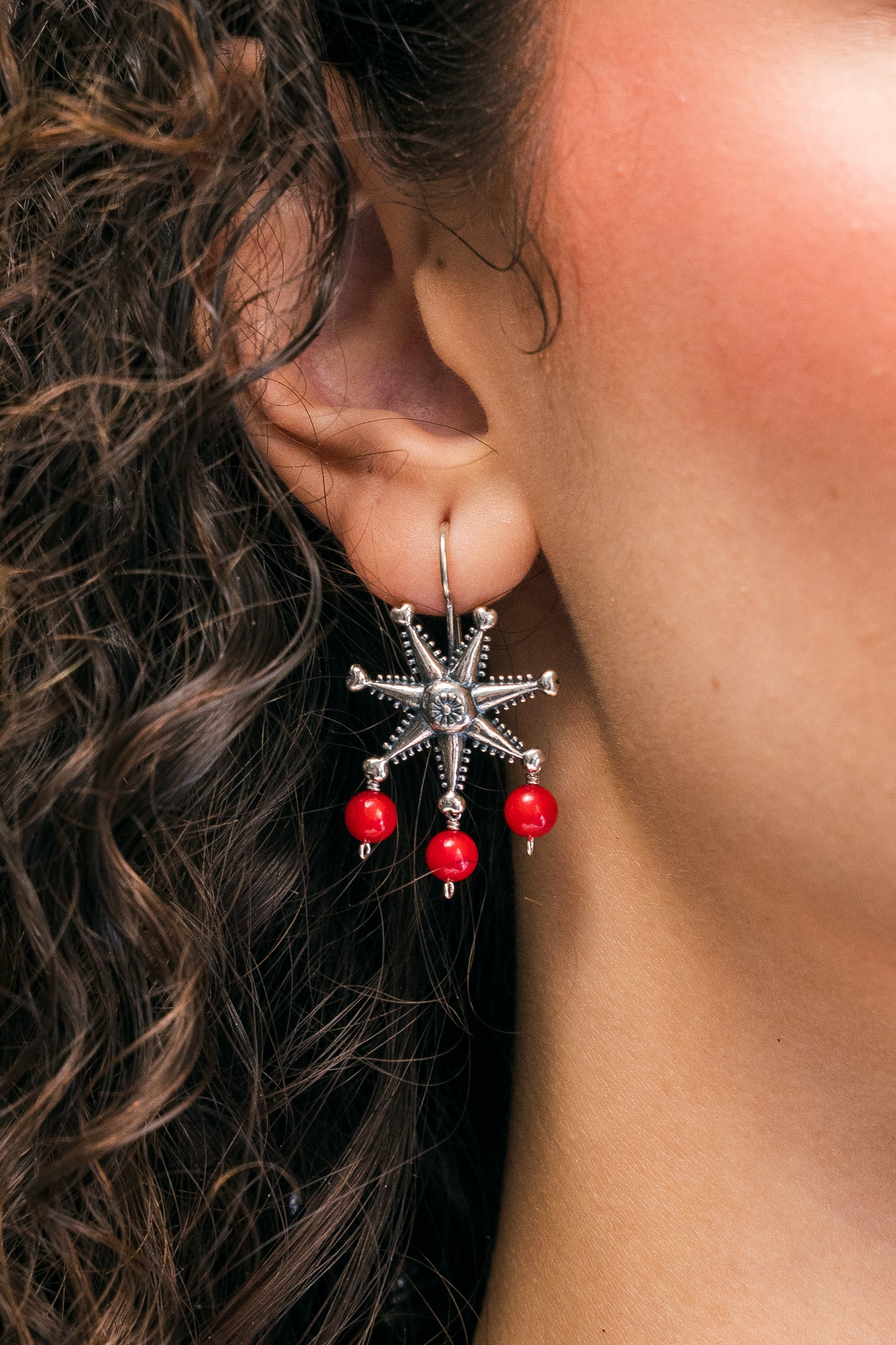 Aretes Piñata Corazón, joya de plata .925, con coral – Gabriela Sánchez (vista 2)