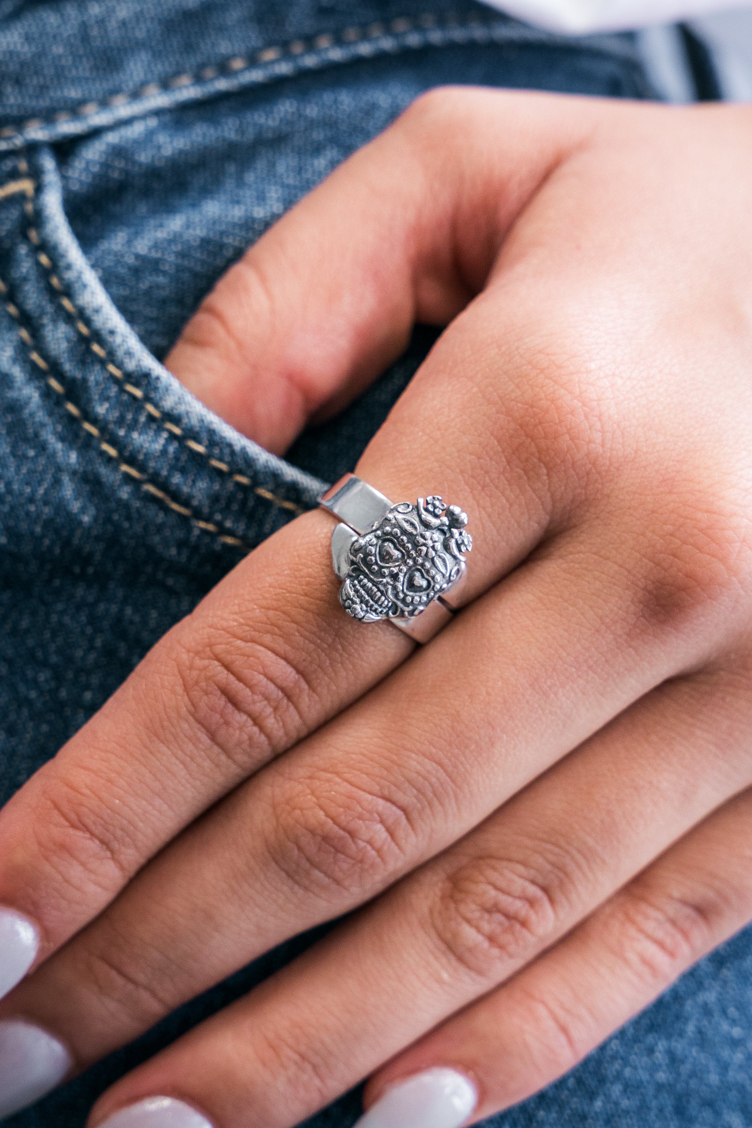 Anillo Calavera Ojos Corazón Chica, joya de plata .925 – Gabriela Sánchez (vista 2)